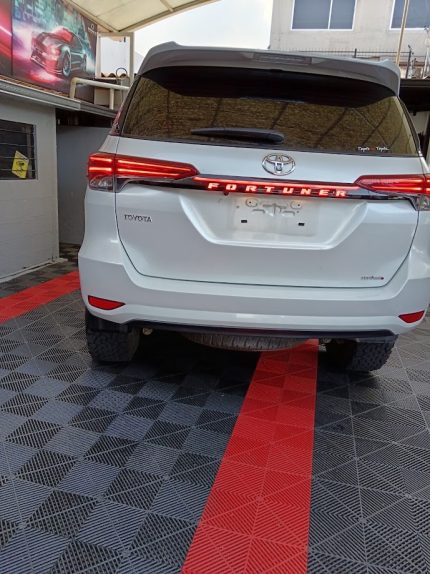 LUZ POSTERIOR 3 FUNCIONES ROJO TOYOTA FORTUNER 2015 - 2024 ON