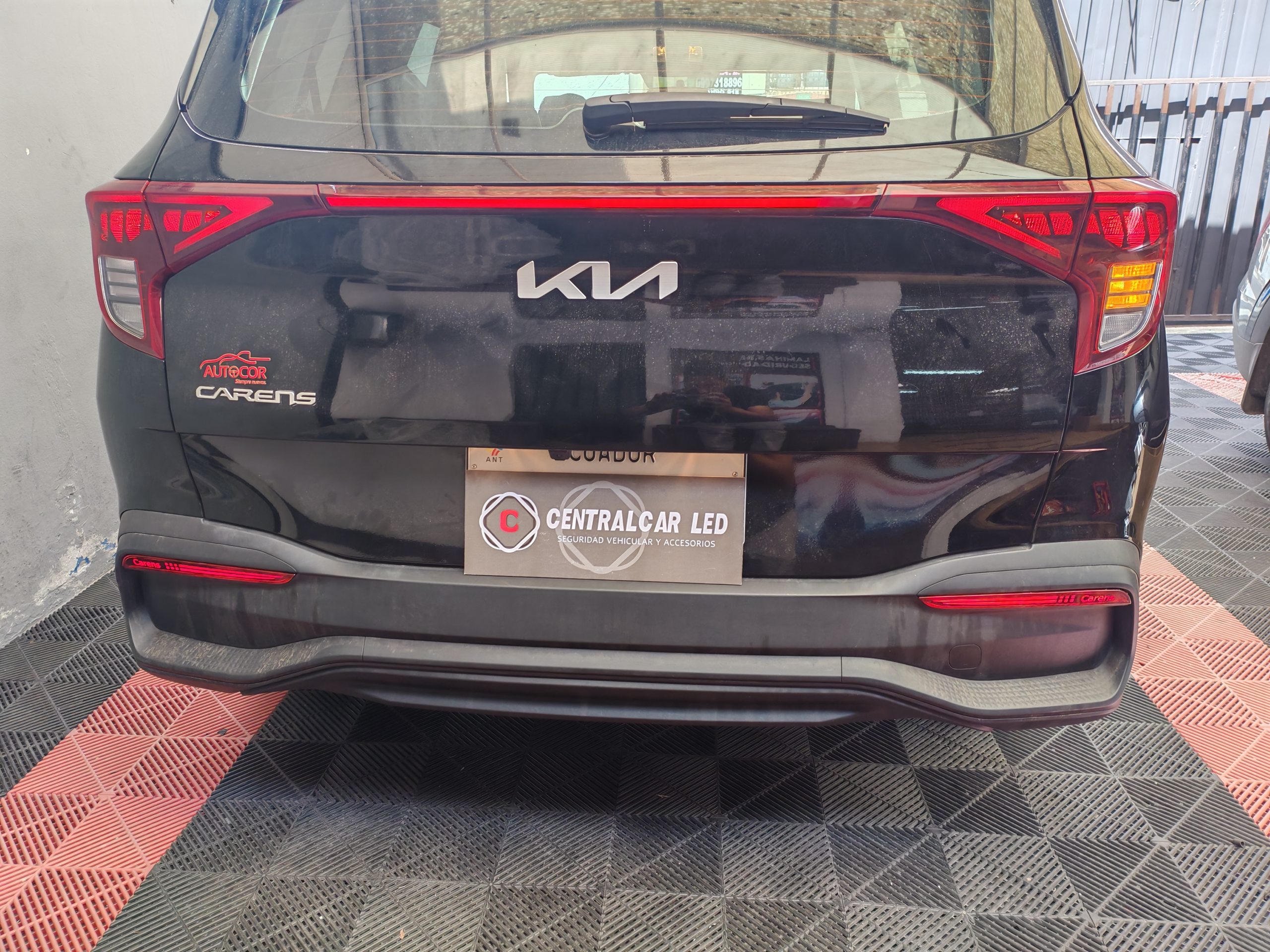 Luz posterior LED Kia Carens instalada