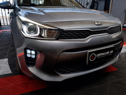 Luz diurna mas direccional Kia Rio 2018 2019 instalado