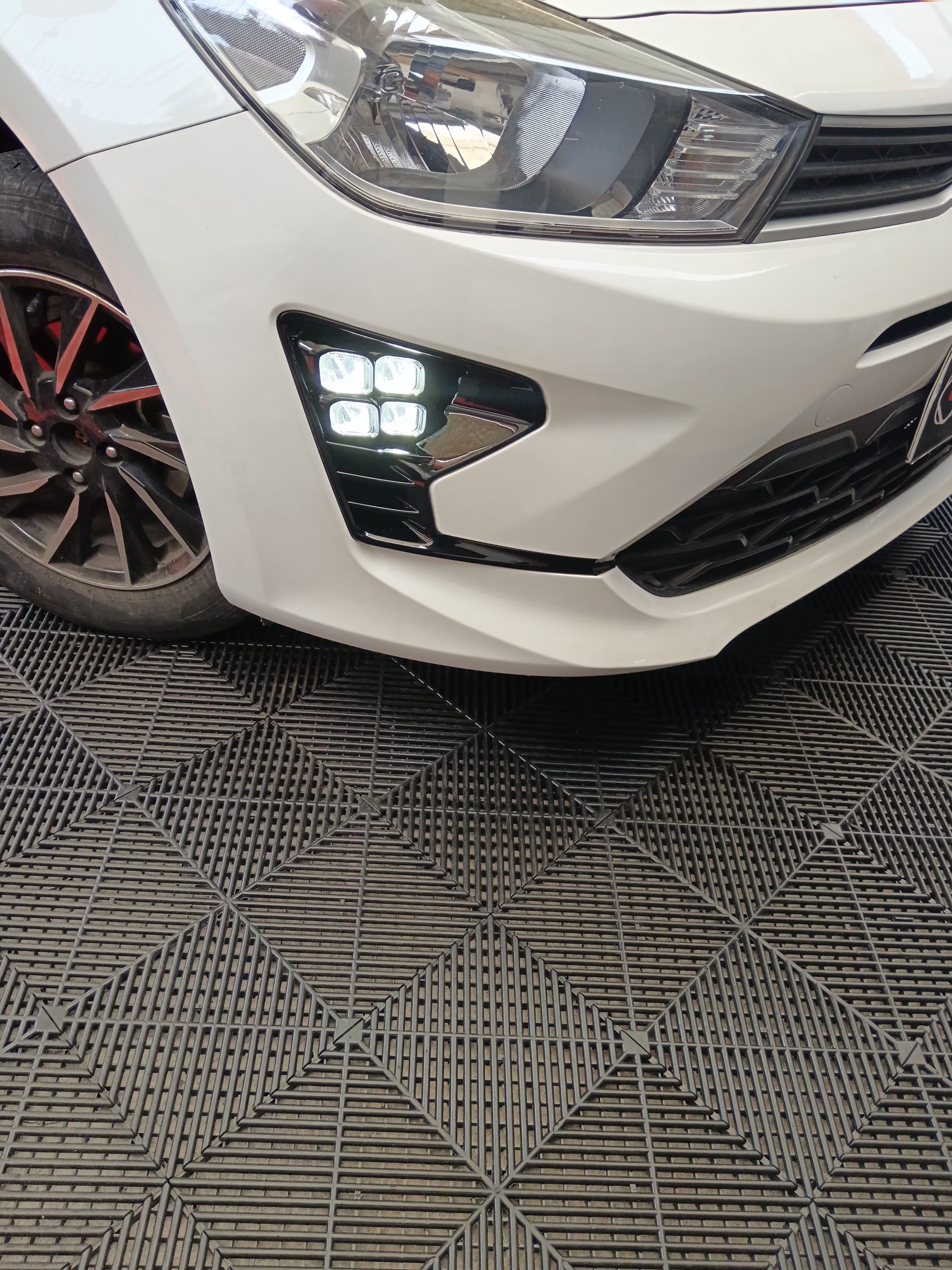 Luz diurna mas direccional Kia Rio 2023 al 2025 instalado